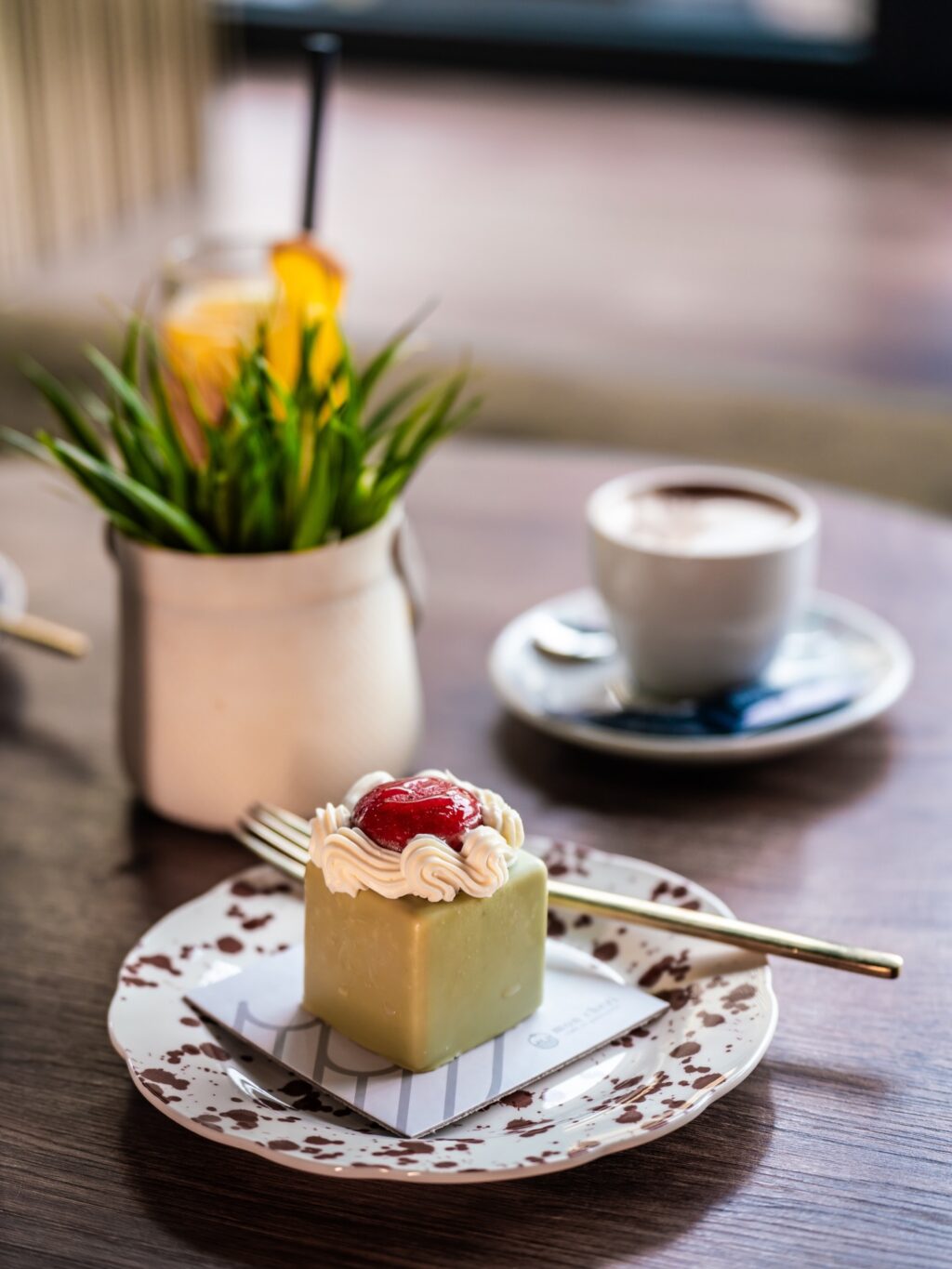 Instagram post from moncheri_patisserie. This post is in position 0.